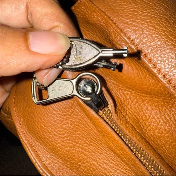 Browning Lockable Concealed-Carry Leather Purse - Picture 14 of 16